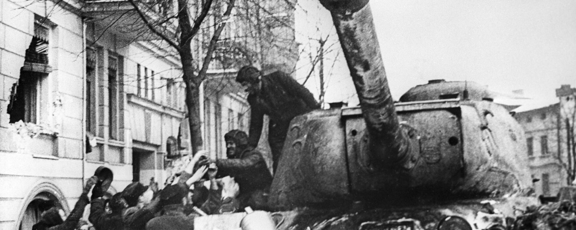 أهالي مدينة بوزنان المحرر من ألمانيا النازية، يرحبون بالجنود السوفيتيين على متن الدبابة الثقيلة إي إس-2 (دبابة يوسف ستالن)، بولندا 23 فبراير 1945 - سبوتنيك عربي, 1920, 09.06.2020