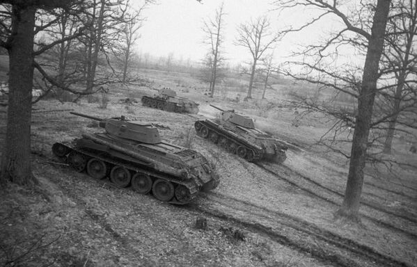 الدبابة السوفيتية تي 34 تصل إلى الخطوط الهجومية (الحرب الوطنية العظمى 1941-1945) - سبوتنيك عربي