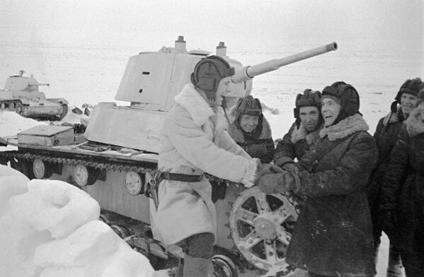 أفراد طاقم الدبابة الخفيفة تي-26 كتيبة ب.ف. بيتشينين أثناء الراحة بين المعارك، ديسمبر/ كانون الأول 1941 - سبوتنيك عربي