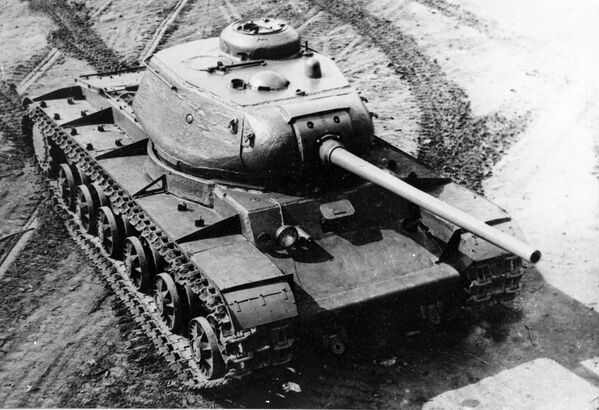 كا في-85- دبابة ثقيلة سوفيتية خلال الحرب الوطنية العظمى (1941-1945). من أرشيف المتحف المركزي للقوات المسلحة السوفيتية. - سبوتنيك عربي