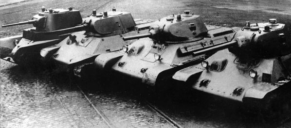 السلسلة التطورية - من اليسار إلى اليمين، دبابات من انتاج ما قبل الحرب: دبابة أ-8 (بي تي-7إم)، دبابة أ-20، دبابة تي-34 (عام 1940) مع مدفع إل-11، دبابة  تي-34 (عام 1941) مع مدفع في-34 - سبوتنيك عربي
