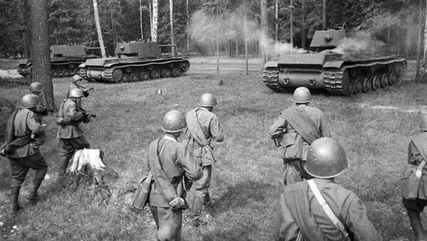 الدبابات السوفيتية الثقيلة كا فا-1 تتوجه إلى موقع الهجوم، الجبهة الغربية من الحرب، 12 مايو/ أيار 1942 - سبوتنيك عربي