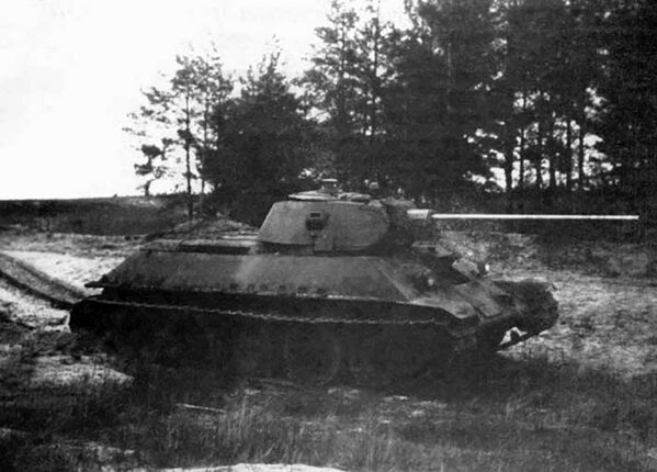 الدبابة السوفيتية  من طراز تي 34-57 تصل إلى الخطوط الهجومية (الحرب الوطنية العظمى 1941-1945) - سبوتنيك عربي