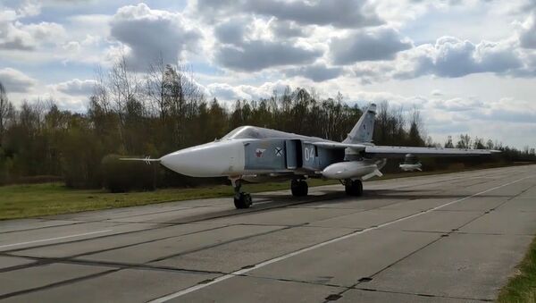السلاح الجوي الروسي، الجيش الروسي، الطياران الروسي - مناورات سو-24 بحر البلطيق، روسيا 28 أبريل 2020 - سبوتنيك عربي