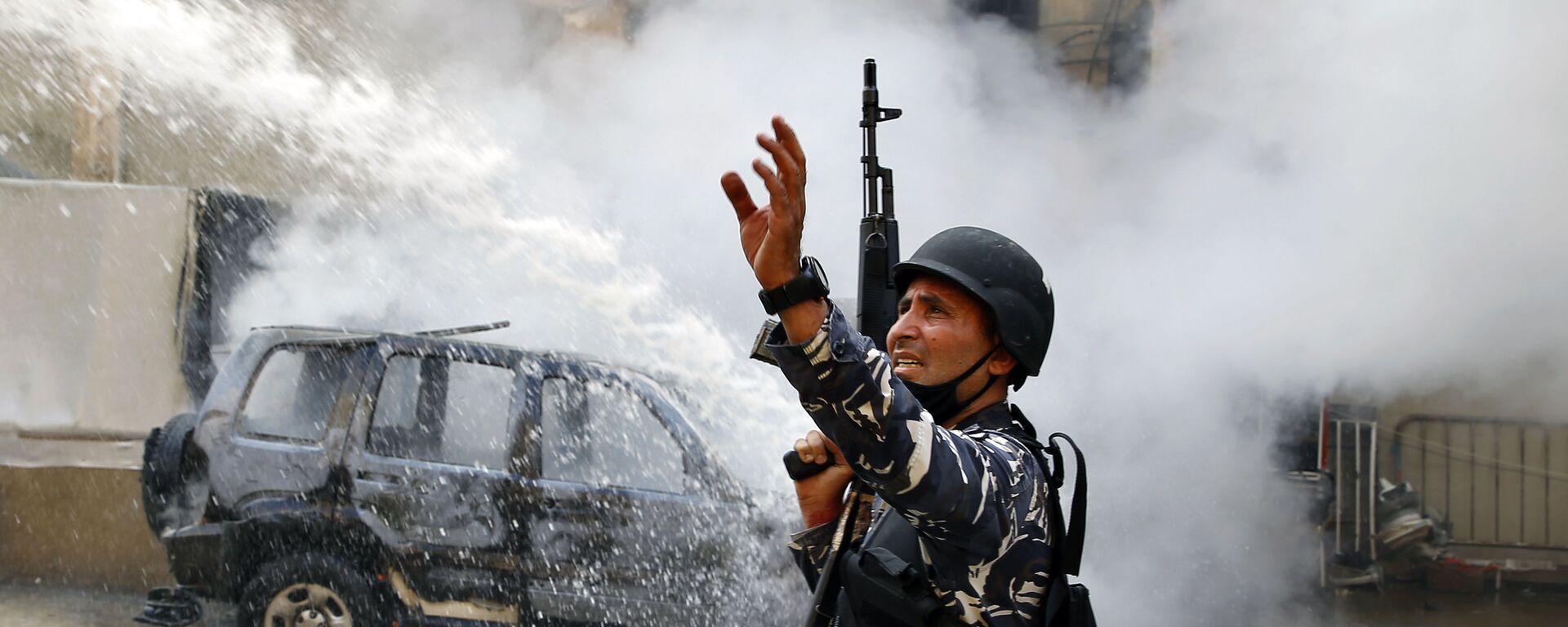  الشرطة اللبنانية تنزل إلى الشوراع خلال احتجاجات مناهضة للحكومة للبنانية وأعمال شغب في مدينة طرابلس، لبنان 28 أبريل 2020 - سبوتنيك عربي, 1920, 27.10.2021