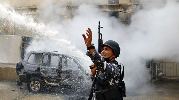  الشرطة اللبنانية تنزل إلى الشوراع خلال احتجاجات مناهضة للحكومة للبنانية وأعمال شغب في مدينة طرابلس، لبنان 28 أبريل 2020 - سبوتنيك عربي