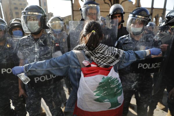   احتجاجات مناهضة للحكومة للبنانية وأعمال شغب في مدينة طرابلس، لبنان 28 أبريل 2020 - سبوتنيك عربي