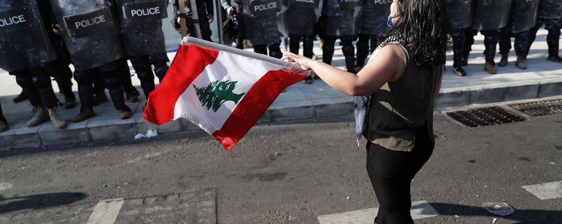  الشرطة اللبنانية تنزل إلى الشوراع خلال احتجاجات مناهضة للحكومة للبنانية وأعمال شغب في مدينة طرابلس، لبنان 28 أبريل 2020 - سبوتنيك عربي, 1920, 14.09.2022