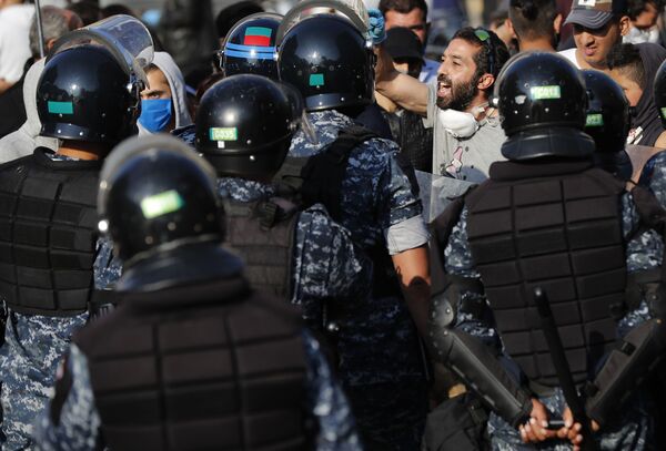  الشرطة اللبنانية تنزل إلى الشوراع خلال احتجاجات مناهضة للحكومة للبنانية وأعمال شغب في مدينة طرابلس، لبنان 28 أبريل 2020 - سبوتنيك عربي