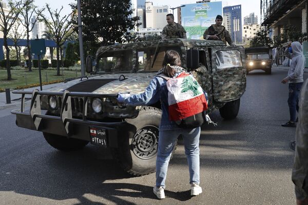  الجيش اللبناني ينزل إلى الشوراع خلال احتجاجات مناهضة للحكومة للبنانية وأعمال شغب في مدينة طرابلس، لبنان 28 أبريل 2020 - سبوتنيك عربي