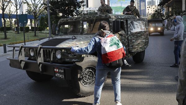  الجيش اللبناني ينزل إلى الشوراع خلال احتجاجات مناهضة للحكومة للبنانية وأعمال شغب في مدينة طرابلس، لبنان 28 أبريل 2020 - سبوتنيك عربي