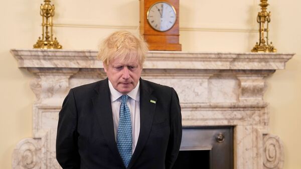 رئيس الوزراء البريطاني بوريس جونسون يقف دقيقة حدادا في مقر الحكومة على ضحايا كورونا - سبوتنيك عربي