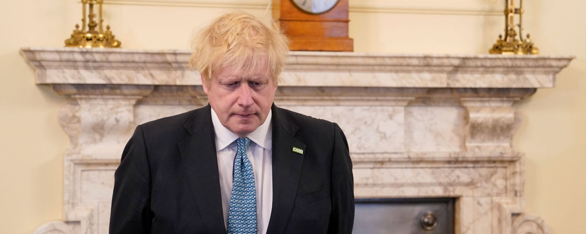 رئيس الوزراء البريطاني بوريس جونسون يقف دقيقة حدادا في مقر الحكومة على ضحايا كورونا - سبوتنيك عربي, 1920, 24.03.2022