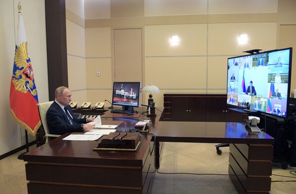 الرئيس الروسي فلاديمير بوتين يعقد اجتماعا مع أعضاء الحكومة الروسية على الإنترنت في مقر إقامته في نوفو- أوغاريوف خارج موسكو، روسيا 15 أبريل 2020 - سبوتنيك عربي