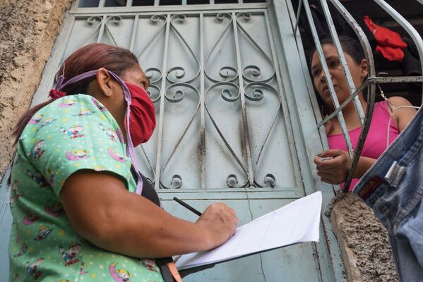 موظفة من القطاع الصحي خلال جولة تفقدية على الأحياء السكنية في كاراكاس، للتعرف على حالات الإصابة بالفيروس التاجي كورونا، فنزويلا 22 أبريل 2020 - سبوتنيك عربي