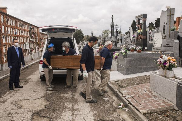 حمل توابيت ضحايا كورونا في مقبرة المودينا في مدريد، إسبانيا 7 أبريل 2020 - سبوتنيك عربي