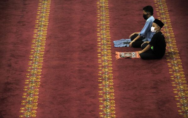 بداية شهر رمضان في مسجددماك الكبير في مدينة ميدان، إندونيسيا 23 أبريل 2020 - سبوتنيك عربي