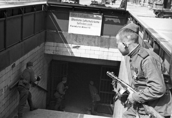 صور من أرشيف الحرب الوطنية العظمى (1941 - 1945) - الجنود السوفيت أمام مدخل مترو أنفاق في برلين في 2 مايو/ أيار 1945 - سبوتنيك عربي