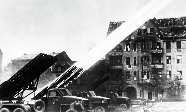صور من أرشيف الحرب الوطنية العظمى (1941 - 1945) - قاذفات الصواريخ المتعددة كاتيوشا تقصف برلين، أبريل/ نيسان 1945 - سبوتنيك عربي