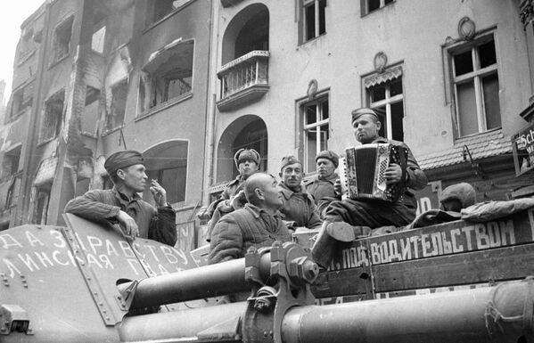 صور من أرشيف الحرب الوطنية العظمى (1941 - 1945) - الجنود السوفيت يسمعون إلى الأكورديون في شوارع برلين، 4 مايو/ أيار 1945 - سبوتنيك عربي