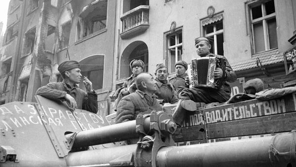 صور من أرشيف الحرب الوطنية العظمى (1941 - 1945) - الجنود السوفيت يسمعون إلى الأكورديون في شوارع برلين، 4 مايو/ أيار 1945 - سبوتنيك عربي
