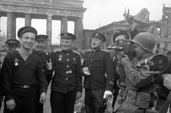 صور من أرشيف الحرب الوطنية العظمى (1941 - 1945) - البحارة السوفيتيين يلتقطون صورة جماعية على خلفية قوس النصر في برلين، مايو/ أيار 1945 - سبوتنيك عربي