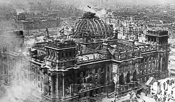صور من أرشيف الحرب الوطنية العظمى (1941 - 1945) - راية النصر فوق مبنى الرايخستاغ في برلين في 1 مايو/ أيار 1945 - سبوتنيك عربي