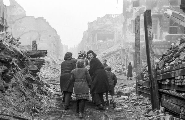 صور من أرشيف الحرب الوطنية العظمى (1941 - 1945) - مواطنو برلين يعودون إلى منازلهم بعد انتهاء الحرب، مايو/ أيار 1945 - سبوتنيك عربي