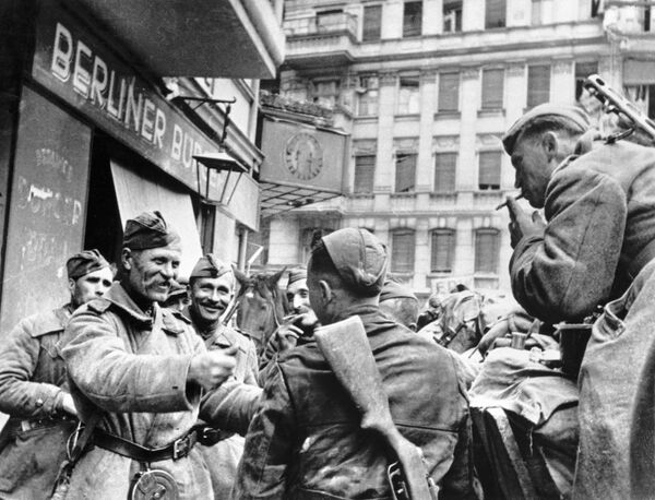 صور من أرشيف الحرب الوطنية العظمى (1941 - 1945) - الجنود السوفيتيين يفرحون بالنصر، 9 برلين مايو/ أيار 1945 - سبوتنيك عربي