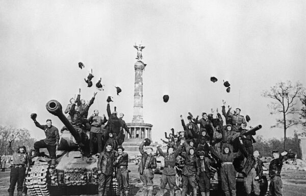 صور من أرشيف الحرب الوطنية العظمى (1941 - 1945) - طواقم الدبابات السوفيتية تفرح بالنصر، برلين مايو/ أيار 1945 - سبوتنيك عربي