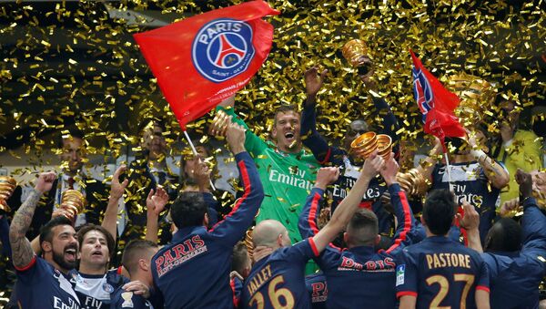   لاعبو باريس سان جيرمان يحتفلون بكأسهم بعد الفوز على أولمبيك ليون 2-1 في نهائي كأس الدوري الفرنسي - سبوتنيك عربي