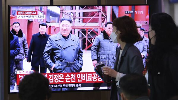 يشاهد الناس جهاز تلفزيون يعرض صورة للزعيم الكوري الشمالي كيم جونغ أون خلال برنامج إخباري في محطة سيول للسكك الحديدية في سيول في كوريا الجنوبية  - سبوتنيك عربي