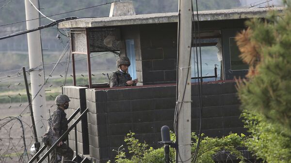 جنود من الجيش الكوري الجنوبي يصعدون سلالم مركز حراستهم العسكري في باجو بكوريا الجنوبية بالقرب من الحدود مع كوريا الشمالية بعد إلقاء اللوم على جنود كوريا الشمالية في استهداف موقع حراسة - سبوتنيك عربي