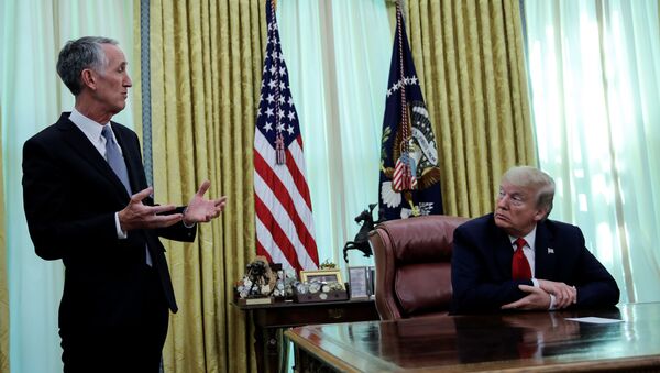 الرئيس التنفيذي لشركة غيلياد ساينسز دانيال أوداي مع الرئيس الأمريكي دونالد ترامب - سبوتنيك عربي
