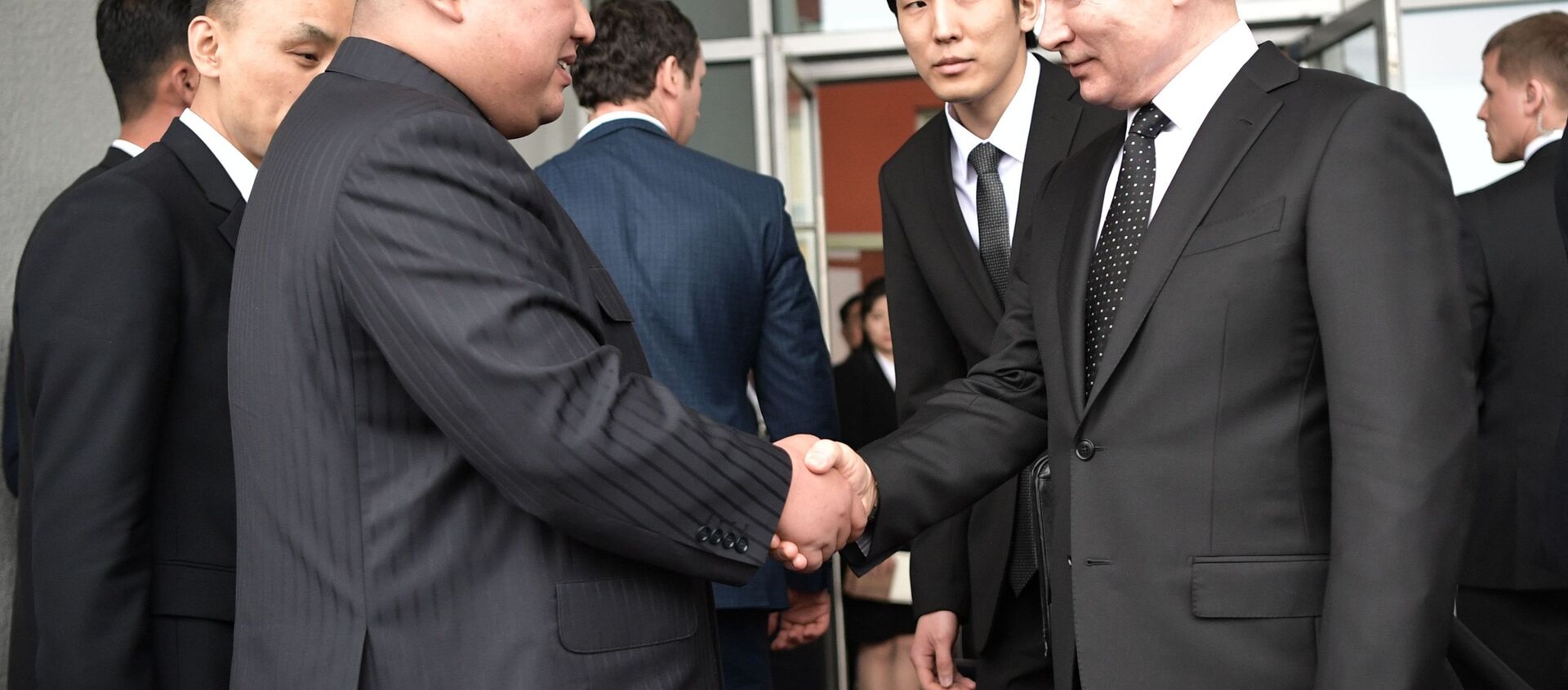 صورة من الأرشيف - الرئيس فلاديمير بوتين يلتقي مع زعيم كوريا الشمالية كيم جونغ أون، فلاديفوستوك 25 أبريل 2019 - سبوتنيك عربي, 1920, 05.05.2020