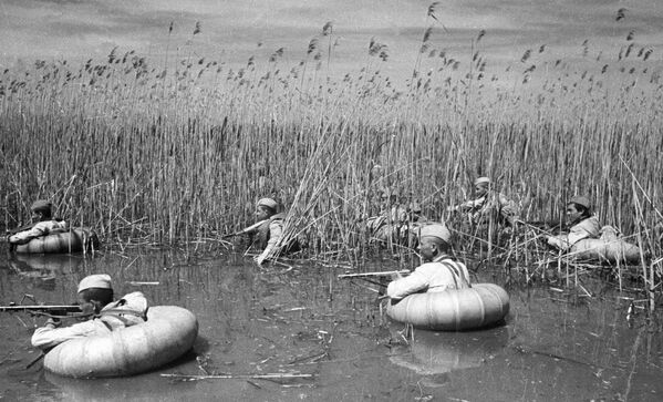 صور من أرشيف الحرب الوطنية العظمى (1941 - 1945) - فريق الاستطلاع، في مياه كوبان الروسية - سبوتنيك عربي