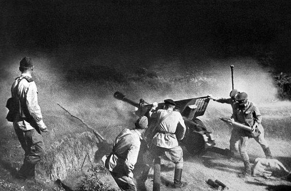 صور من أرشيف الحرب الوطنية العظمى (1941 - 1945) - المدفعية تطلق النار على العدو، شمال القوقاز - سبوتنيك عربي