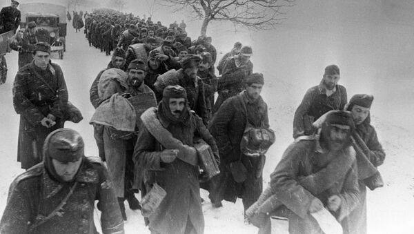 صور من أرشيف الحرب الوطنية العظمى (1941 - 1945) - أسرى الحرب (فوات هتلر النازية) يقودهم الجيش السوفيتي ويتوجهون إلى الجبهة الأوكرانية الثانية. - سبوتنيك عربي