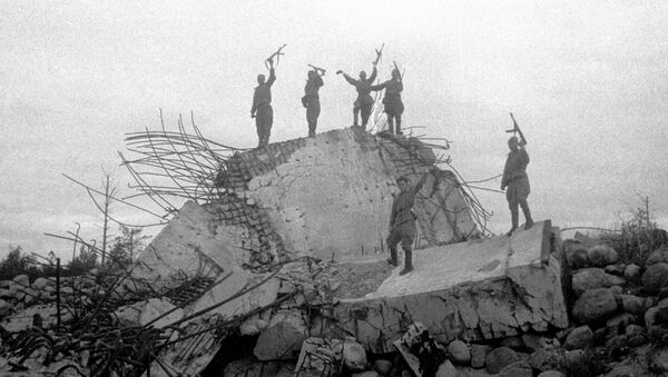 صور من أرشيف الحرب الوطنية العظمى (1941 - 1945) - جنود الجيش السوفيتي يقفون على حطام أحد السكنات العسكرية الألمانية لإطلاق النار، التي نسفها الجنود السوفييت. جبهة لينينغراد الحربية. 1944 - سبوتنيك عربي