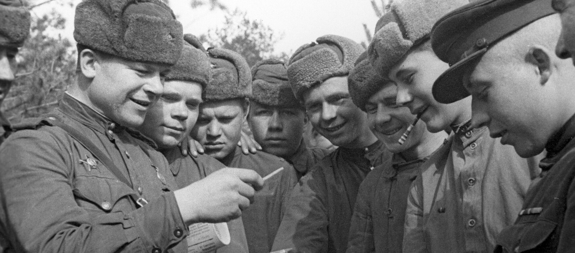 صور من أرشيف الحرب الوطنية العظمى (1941 - 1945) - الجنود السوفييت أثناء استلام البريد، الجبهة البيلاروسية الثانية، عام 1944 - سبوتنيك عربي, 1920, 14.02.2021