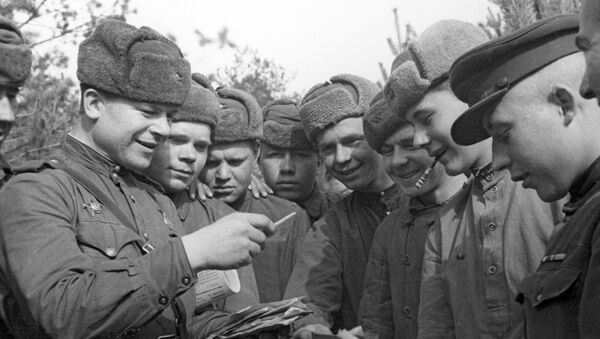 صور من أرشيف الحرب الوطنية العظمى (1941 - 1945) - الجنود السوفييت أثناء استلام البريد، الجبهة البيلاروسية الثانية، عام 1944 - سبوتنيك عربي