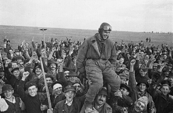 صور من أرشيف الحرب الوطنية العظمى (1941 - 1945) -سكان قرية أوموليتسا يرحبون بالطيار السوفيتي سيميون بويكو، الذي وصل أولا إلى بر يوغوسلافيا - سبوتنيك عربي