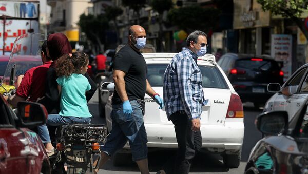 رجال يرتدون أقنعة واقية في وسط القاهرة وسط مخاوف من انتشار مرض فيروس كورونا - سبوتنيك عربي