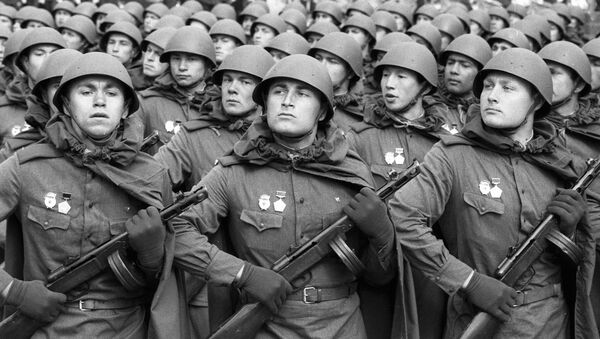 أفضل صور العرض العكسري بمناسبة عيد النصر على مدار السنين في روسيا - الجنود السوفيت خلال العرض العسكري على الساحة الحمراء في الذكرى الـ40  لعيد النصر في الحرب الوطنية العظمى ضد ألمانيا النازية (1941-1945) - سبوتنيك عربي