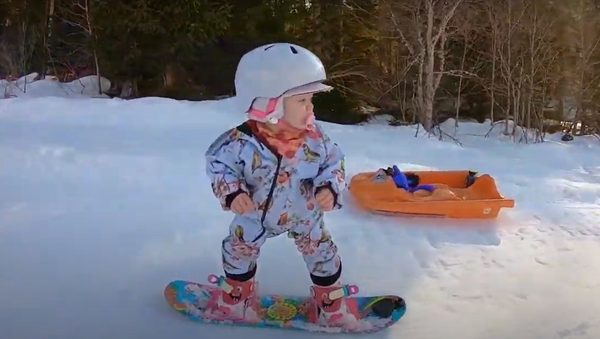 طفل عمره عام يتزلج على الثلوج باحتراف... فيديو - سبوتنيك عربي