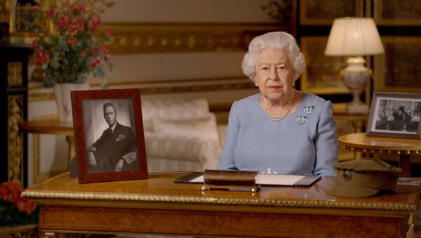 ملكة بريطانيا إليزابيث الثانية خلال إلقاء خطابها في ذكرى النصر الـ75، 8 مايو/ أيار 2020، بريطانيا، قلعة وندسور - سبوتنيك عربي