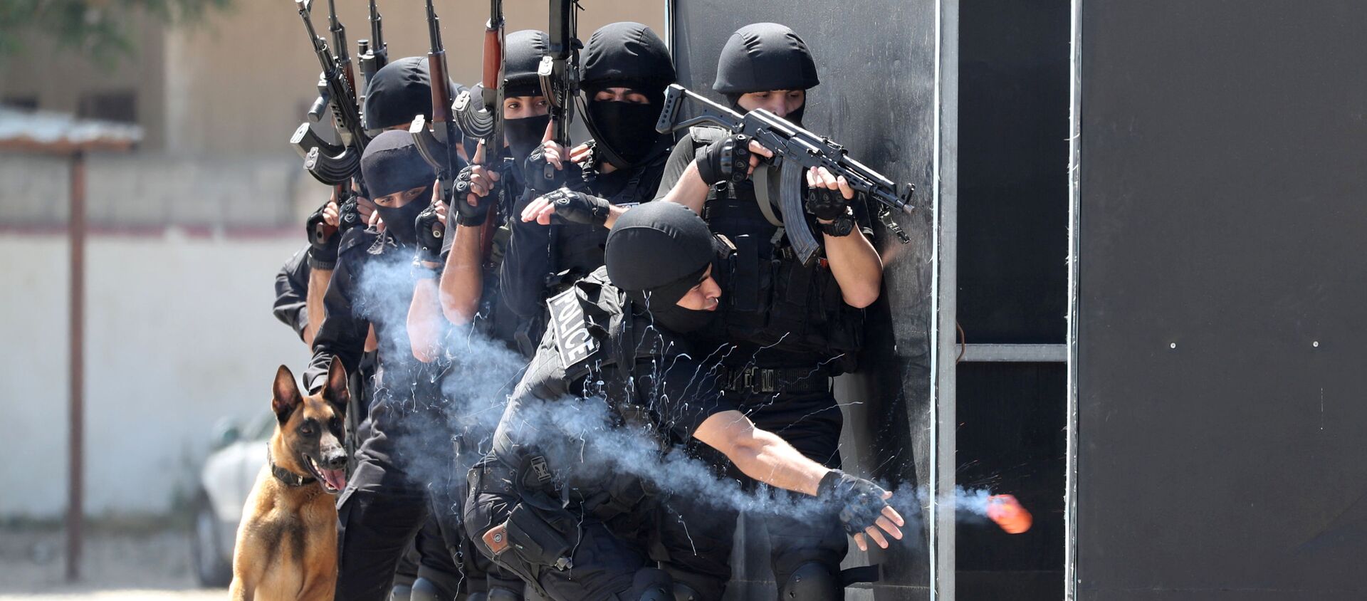 طلاب شرطة حماس الفلسطينية يشاركون في حفل تخرج وسط مخاوف من انتشار COVID-19 في مدينة غزة - سبوتنيك عربي, 1920, 10.05.2020