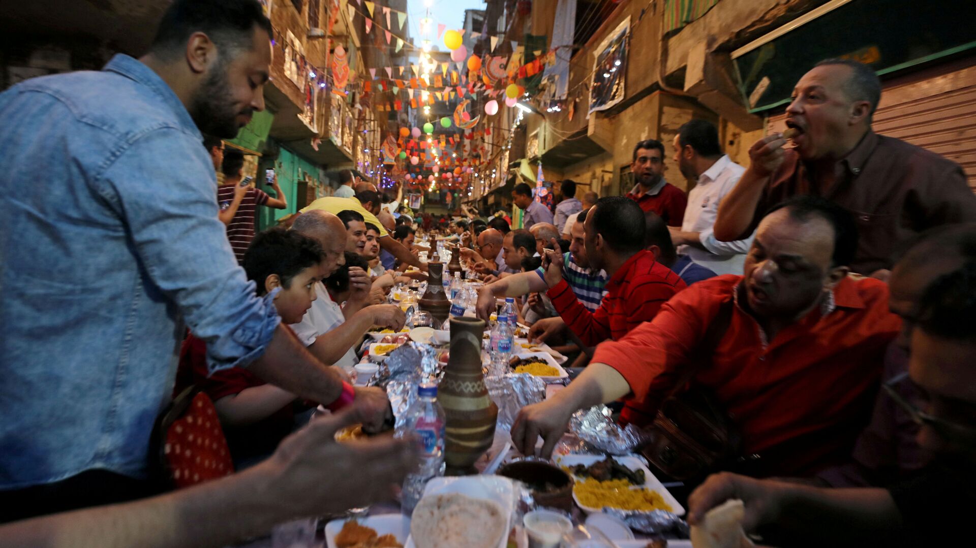 مصريون يتناولون وجبة الإفطار خلال شهر رمضان - سبوتنيك عربي, 1920, 04.04.2021