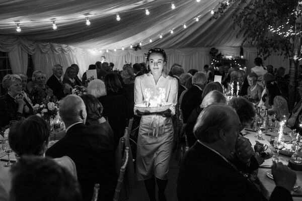 الصورة بعنوان مجرد تحلية، للمصور البريطاني توماس ألكسندر، الفائز في فئة طعام زفاف شمبانيا تايتنجر في مسابقة Pink Lady® لأفضل مصور الطعام لعام 2020 - سبوتنيك عربي