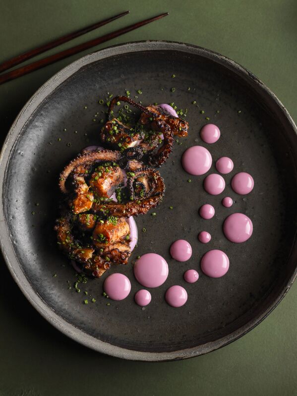 الصورة بعنوان نقاط الأخطبوط، للمصورة البريطانية نيكول هيرفت، الفائزة في فئة جائزة مصمم الأغذاية في مسابقة Pink Lady® لأفضل مصور الطعام لعام 2020 - سبوتنيك عربي